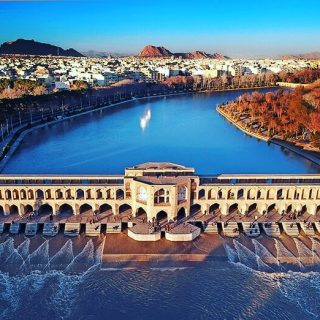 A ponte Khaju (Pol-e Khajoo)1